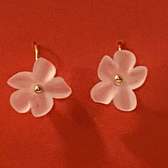 NEW White acrylic flowers with gold ear wire - Picture 5 of 6